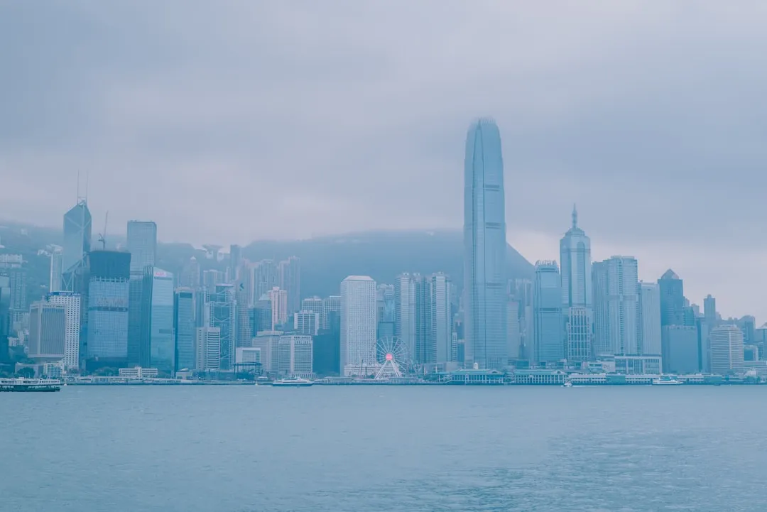 家庭安防硬件选购指南：红外报警器与门磁系统的参数对比